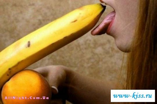 Бабы едят банан