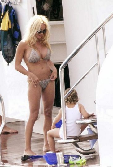 Фигуристая светловолосая девушка с огромными сиськами Pamela Anderson