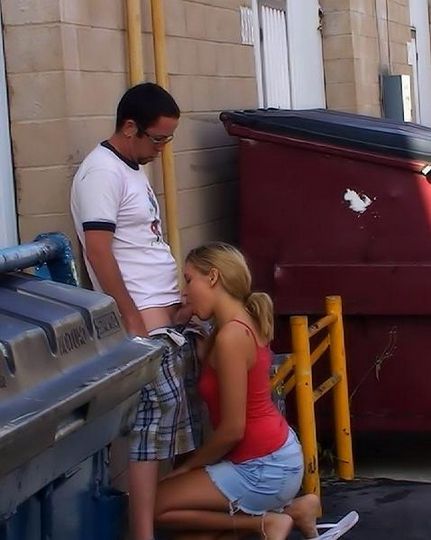 Мужик в шортиках выеб сожительницу около мусорника