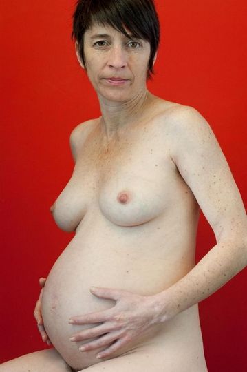 Взрослая мамаша беременна и волосата